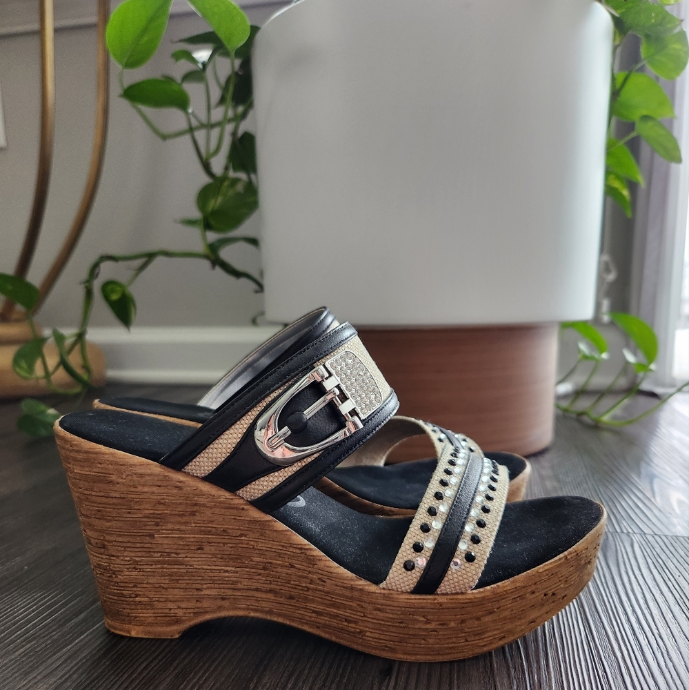 Size 6 tan and black wedges